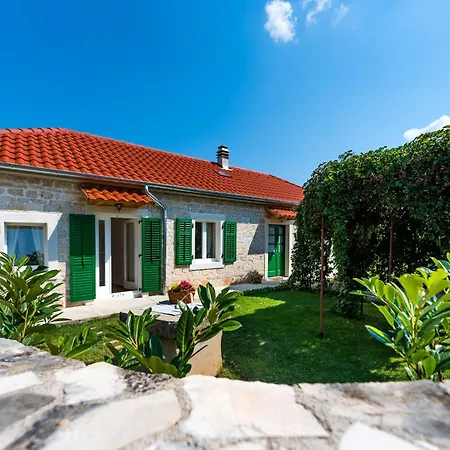Holiday home Mit Pool Nationalpark Krka Puljane